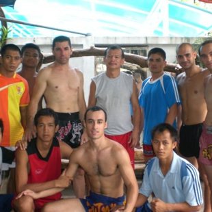 Jaramillo con Master Surat, seleccionador del equipo nacional de Tailadia y varios luchado