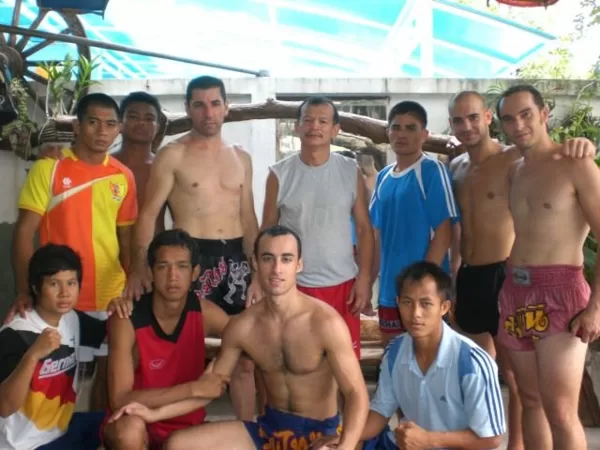 Jaramillo con Master Surat, seleccionador del equipo nacional de Tailadia y varios luchado